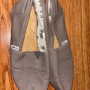 TOMS Classic Canvas Slip-Ons – Taupe Gray (Women’s 7.5 / EU 38)